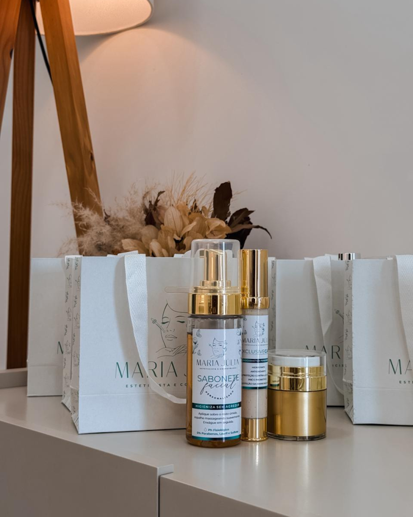 Cosméticos personalizados da clínica em embalagens da marca