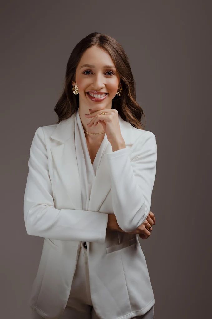 Maria Júlia, esteticista e cosmetóloga, de blazer branco