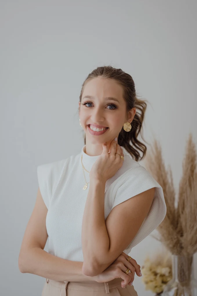 Maria Júlia sorrindo, em retrato na clínica