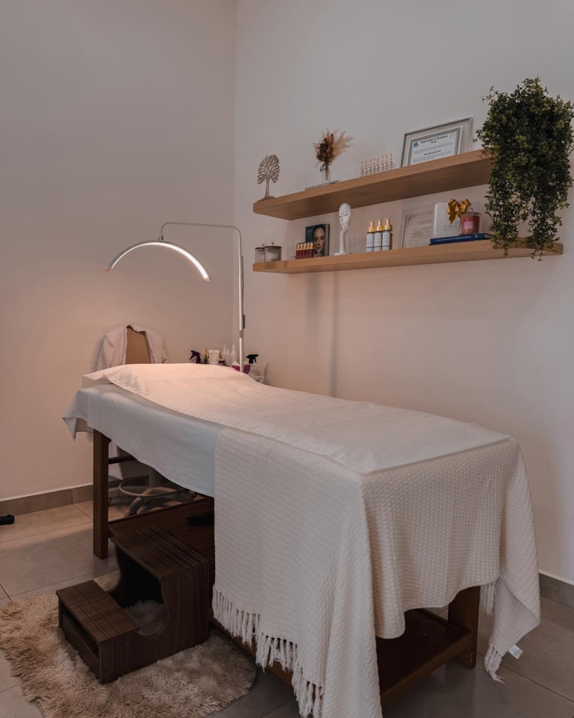 Sala de atendimento com maca preparada e iluminação acolhedora